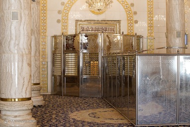 حضرت علی (ع) در این مسجد نماز و خطبه می‌خوانده، و در محراب این مسجد به شهادت رسیده است - مسجد کوفه