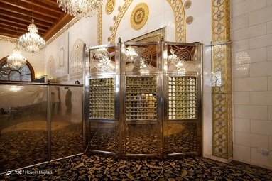 حضرت علی (ع) در این مسجد نماز و خطبه می‌خوانده، و در محراب این مسجد به شهادت رسیده است - مسجد کوفه