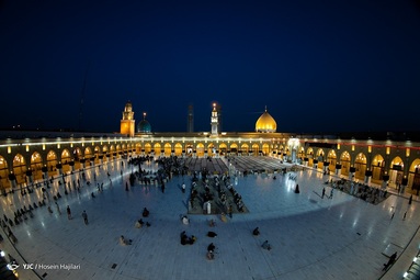 حضرت علی (ع) در این مسجد نماز و خطبه می‌خوانده، و در محراب این مسجد به شهادت رسیده است - مسجد کوفه