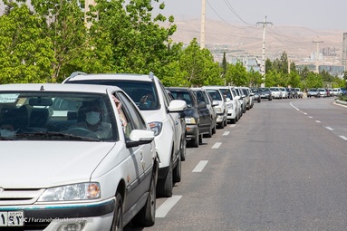 اجرای طرح واکسیناسیون در خودرو برای نخستین بار در کشور برای افراد بالای ۷۵ سال - شیراز