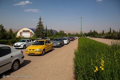 اجرای طرح واکسیناسیون در خودرو برای نخستین بار در کشور برای افراد بالای ۷۵ سال - شیراز