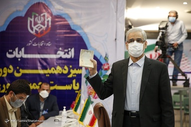 حضور صادق خلیلیان وزیر سابق دولت دهم در محل ثبت نام داوطلبان انتخابات ریاست جمهوری  ۱۴۰۰