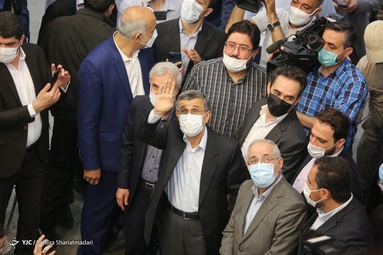 حضور محمود احمدی نژاد در محل ثبت نام داوطلبان انتخابات ریاست جمهوری  ۱۴۰۰