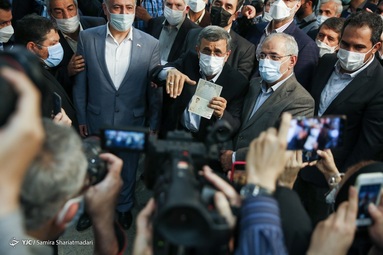 حضور محمود احمدی نژاد در محل ثبت نام داوطلبان انتخابات ریاست جمهوری  ۱۴۰۰