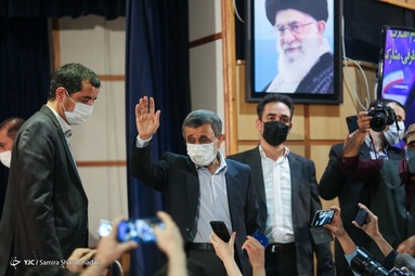حضور محمود احمدی نژاد در محل ثبت نام داوطلبان انتخابات ریاست جمهوری  ۱۴۰۰