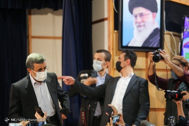حضور محمود احمدی نژاد در محل ثبت نام داوطلبان انتخابات ریاست جمهوری  ۱۴۰۰
