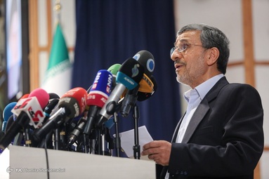 حضور محمود احمدی نژاد در محل ثبت نام داوطلبان انتخابات ریاست جمهوری  ۱۴۰۰