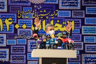 حضور محمود احمدی نژاد در محل ثبت نام داوطلبان انتخابات ریاست جمهوری  ۱۴۰۰