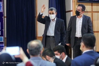 حضور محمود احمدی نژاد در محل ثبت نام داوطلبان انتخابات ریاست جمهوری  ۱۴۰۰
