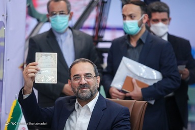 حضور محمدرضا عباسی وزیر سابق دولت دهم در محل ثبت نام داوطلبان انتخابات ریاست جمهوری  ۱۴۰۰