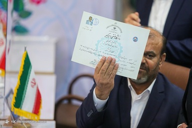 حضور رستم قاسمی در محل ثبت نام داوطلبان انتخابات ریاست جمهوری  ۱۴۰۰