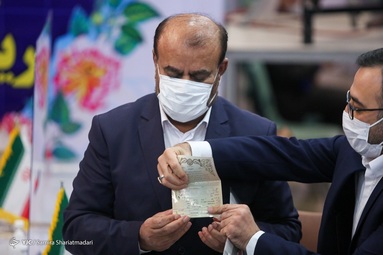 حضور رستم قاسمی در محل ثبت نام داوطلبان انتخابات ریاست جمهوری  ۱۴۰۰