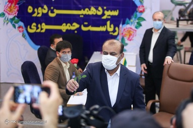 حضور رستم قاسمی در محل ثبت نام داوطلبان انتخابات ریاست جمهوری  ۱۴۰۰