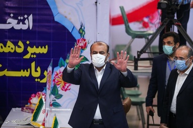 حضور رستم قاسمی در محل ثبت نام داوطلبان انتخابات ریاست جمهوری  ۱۴۰۰