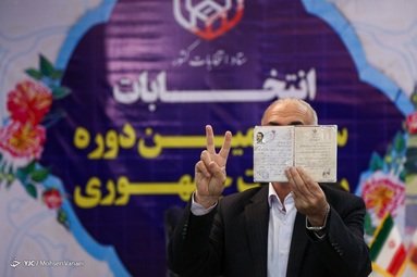 حضور قدرتعلی حشمتیان نماینده سابق مجلس در محل ثبت نام داوطلبان انتخابات ریاست جمهوری  ۱۴۰۰