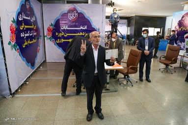 حضور قدرتعلی حشمتیان نماینده سابق مجلس در محل ثبت نام داوطلبان انتخابات ریاست جمهوری  ۱۴۰۰