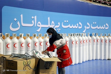آیین توزیع ۳۰ هزار بسته حمایتی هلال احمر - ورزشگاه ۱۲ هزار نفری آزادی