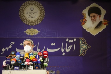 بازدید وزیر کشور از روند ثبت نام داوطلبان انتخابات ۱۴۰۰