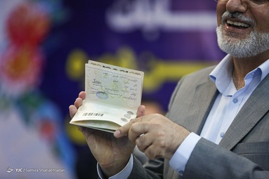 حضور محمود صادقی نماینده سابق مجلس در سومین روز ثبت نام داوطلبان انتخابات ۱۴۰۰