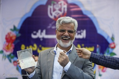 حضور محمود صادقی نماینده سابق مجلس در سومین روز ثبت نام داوطلبان انتخابات ۱۴۰۰