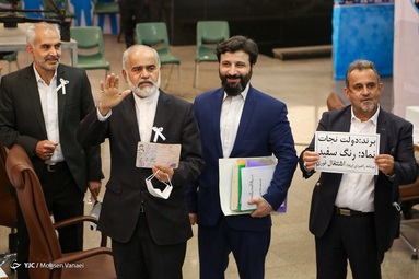 حضور سعید یاری از فعالین سیاسی در سومین روز ثبت نام داوطلبان انتخابات ۱۴۰۰