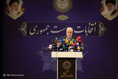 حضور محسن مهرعلیزاده از فعالین سیاسی در سومین روز ثبت نام داوطلبان انتخابات ۱۴۰۰