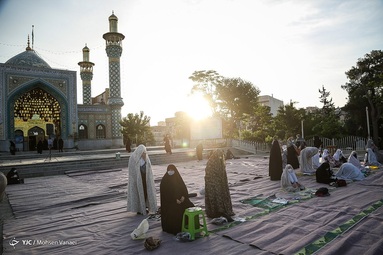 اقامه نماز عیدسعیدفطر - امامزاده پنج تن لویزان