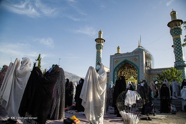 اقامه نماز عیدسعیدفطر - امامزاده پنج تن لویزان