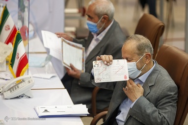 حضور علیرضا افشار فرمانده سابق بسیج در محل ثبت نام داوطلبان انتخابات ۱۴۰۰
