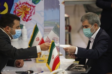 حضور فریدون عباسی دوانی، رییس سابق انرژی اتمی و نماینده مجلس در محل ثبت نام داوطلبان انتخابات ۱۴۰۰