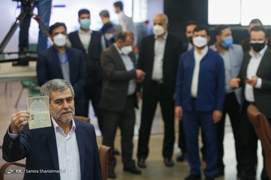 حضور فریدون عباسی دوانی، رییس سابق انرژی اتمی و نماینده مجلس در محل ثبت نام داوطلبان انتخابات ۱۴۰۰