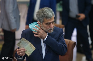 حضور فریدون عباسی دوانی، رییس سابق انرژی اتمی و نماینده مجلس در محل ثبت نام داوطلبان انتخابات ۱۴۰۰