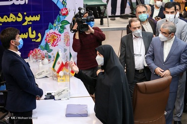 بازدید کدخدایی سخنگوی شورای نگهبان  از روند ثبت نام داوطلبان انتخابات ۱۴۰۰