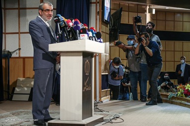 بازدید کدخدایی سخنگوی شورای نگهبان  از روند ثبت نام داوطلبان انتخابات ۱۴۰۰