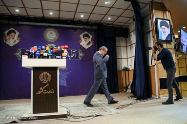 بازدید کدخدایی سخنگوی شورای نگهبان  از روند ثبت نام داوطلبان انتخابات ۱۴۰۰