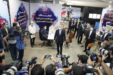 حضور علی لاریجانی رییس سابق مجلس در پنجمین روز ثبت نام داوطلبان انتخابات ۱۴۰۰