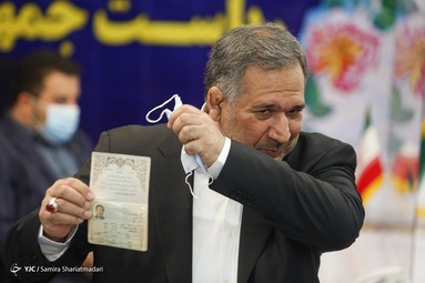 حضور سید شمس‌الدین حسینی وزیر اسبق اقتصاد در پنجمین روز ثبت نام داوطلبان انتخابات ۱۴۰۰