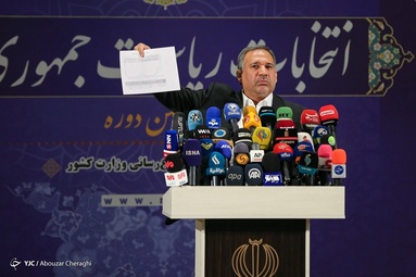 حضور سید شمس‌الدین حسینی وزیر اسبق اقتصاد در پنجمین روز ثبت نام داوطلبان انتخابات ۱۴۰۰
