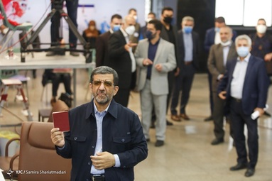 حضور عزت الله ضرغامی رییس اسبق صدا و سیما  در آخرین روز ثبت نام داوطلبان انتخابات ۱۴۰۰