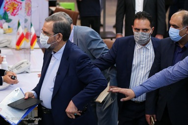 حضور محسن رضایی دبیر مجمع تشخیص مصلحت نظام  در آخرین روز ثبت نام داوطلبان انتخابات ۱۴۰۰