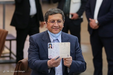 حضورعبدالناصر همتی، رییس بانک مرکزی در آخرین روز ثبت نام داوطلبان انتخابات ۱۴۰۰