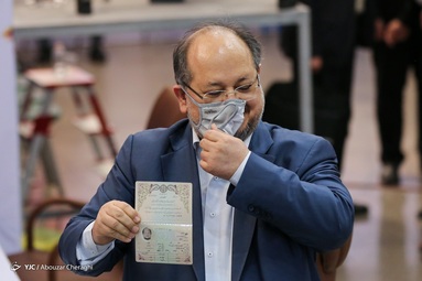 حضور محمد شریعتمداری وزیر تعاون، کار و رفاه اجتماعی در آخرین روز ثبت نام داوطلبان انتخابات ۱۴۰۰
