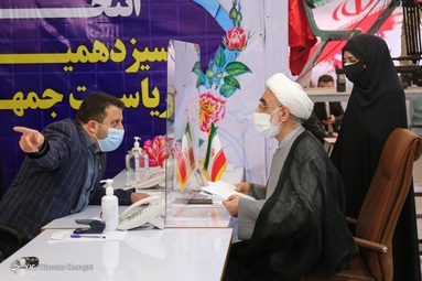 حضور رسول منتجب‌نیا  فعال سیاسی اصلاح طلب  در آخرین روز ثبت نام داوطلبان انتخابات ۱۴۰۰