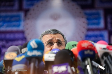 حضور محمود احمدی نژاد در محل ثبت نام داوطلبان انتخابات ریاست جمهوری ۱۴۰۰
