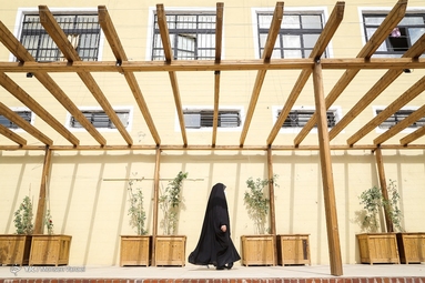 از مهمترین اماکن منطقه ۹ شهری تهران می‌توان به فرودگاه مهرآباد، پادگان جی، پارک المهدی اشاره کرد.