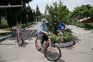 از مهمترین اماکن منطقه ۹ شهری تهران می‌توان به فرودگاه مهرآباد، پادگان جی، پارک المهدی اشاره کرد.
