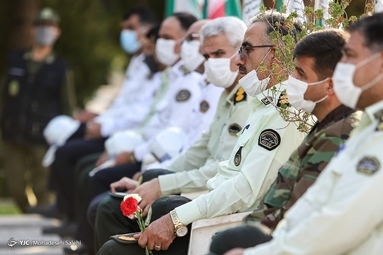 غبارروبی قبور مطهر شهدا همزمان با سالروز آزاد سازی خرمشهر - اصفهان