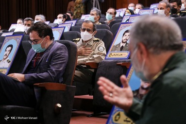 رونمایی از ترجمه کتاب «درکمین گل سرخ»