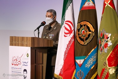 رونمایی از ترجمه کتاب «درکمین گل سرخ»