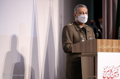 رونمایی از ترجمه کتاب «درکمین گل سرخ»